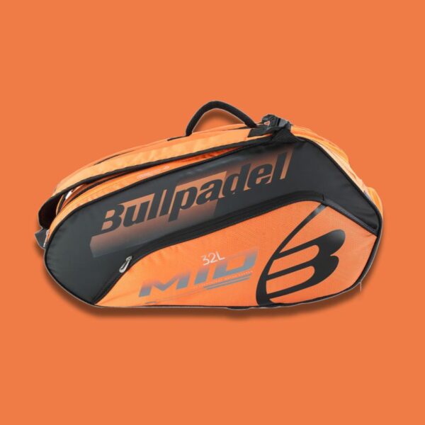 Bullpadel Mid Capacity Orange/Black är en praktisk padelväska i snygg design från BULLPADEL där du får plats med all din utrustning